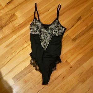 LiviaFamily Sculpting Lace Shapewear Bodysuit - S